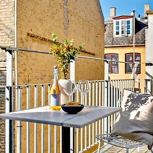 Apartment Sanders Leaves - Charming Three-bedroom In Downtown, Copenhagen