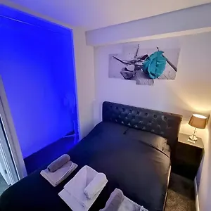 Sleek & Stylish - E15 With Parking Apartment London